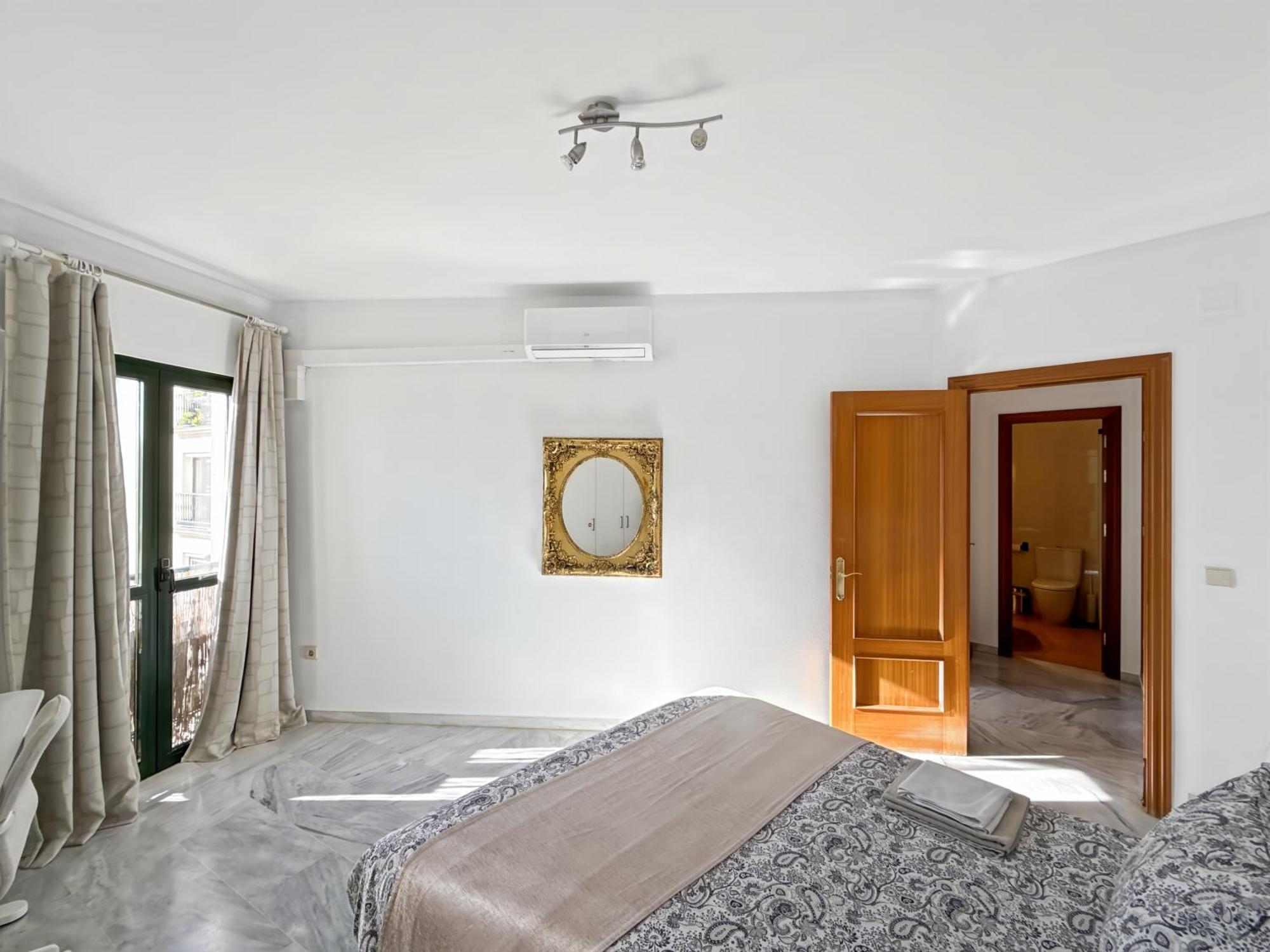 Exclusive Malaga Apartments With Cathedral Views And Auto Check-In ภายนอก รูปภาพ